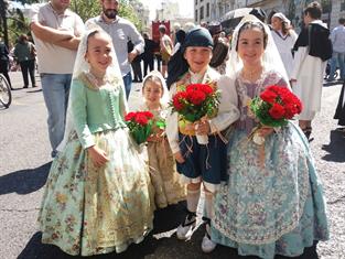 chicos en una procesión en Valencia.jpg